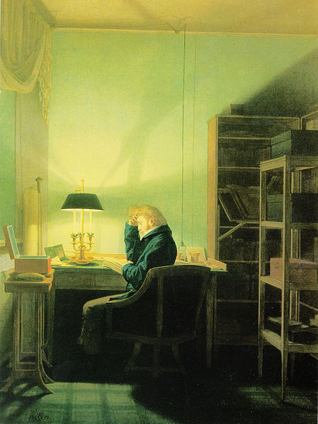 Lesender Mann beim Lampenlicht